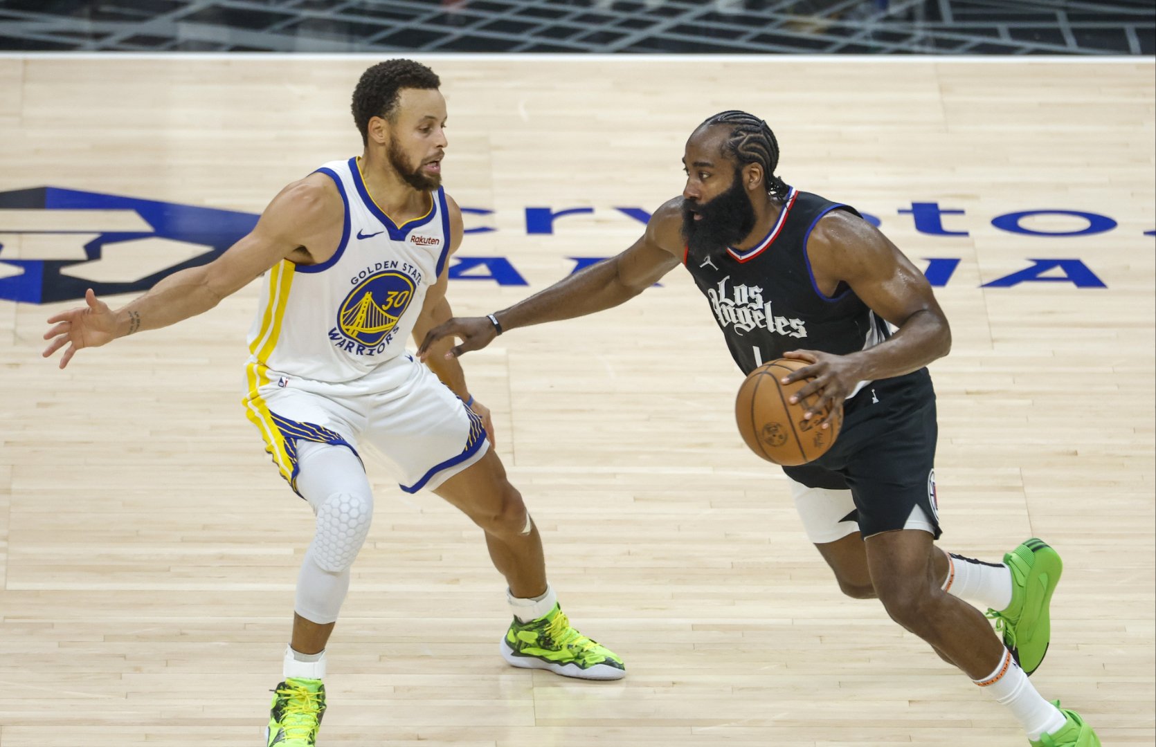 开云体育登录-快船横扫76人，布克三分雨点燃全场