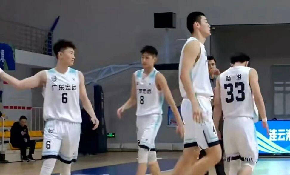 开云足球直播-广东宏远队客场力争胜利对阵四川